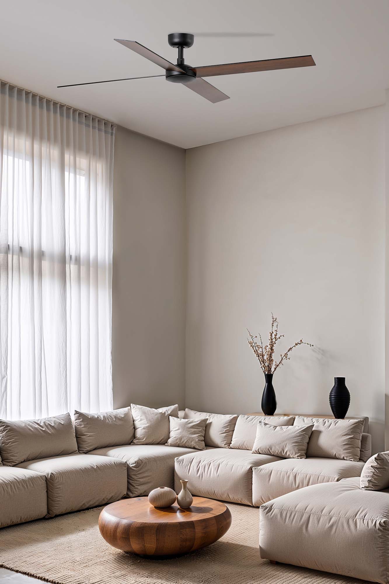 Ventilador de techo RUDDER L 4 negro mate con aspas en nogal de FARO, modelo 34356WT integrable con smart TUYA, motor DC reversible para ventilación eficiente en hogar moderno.