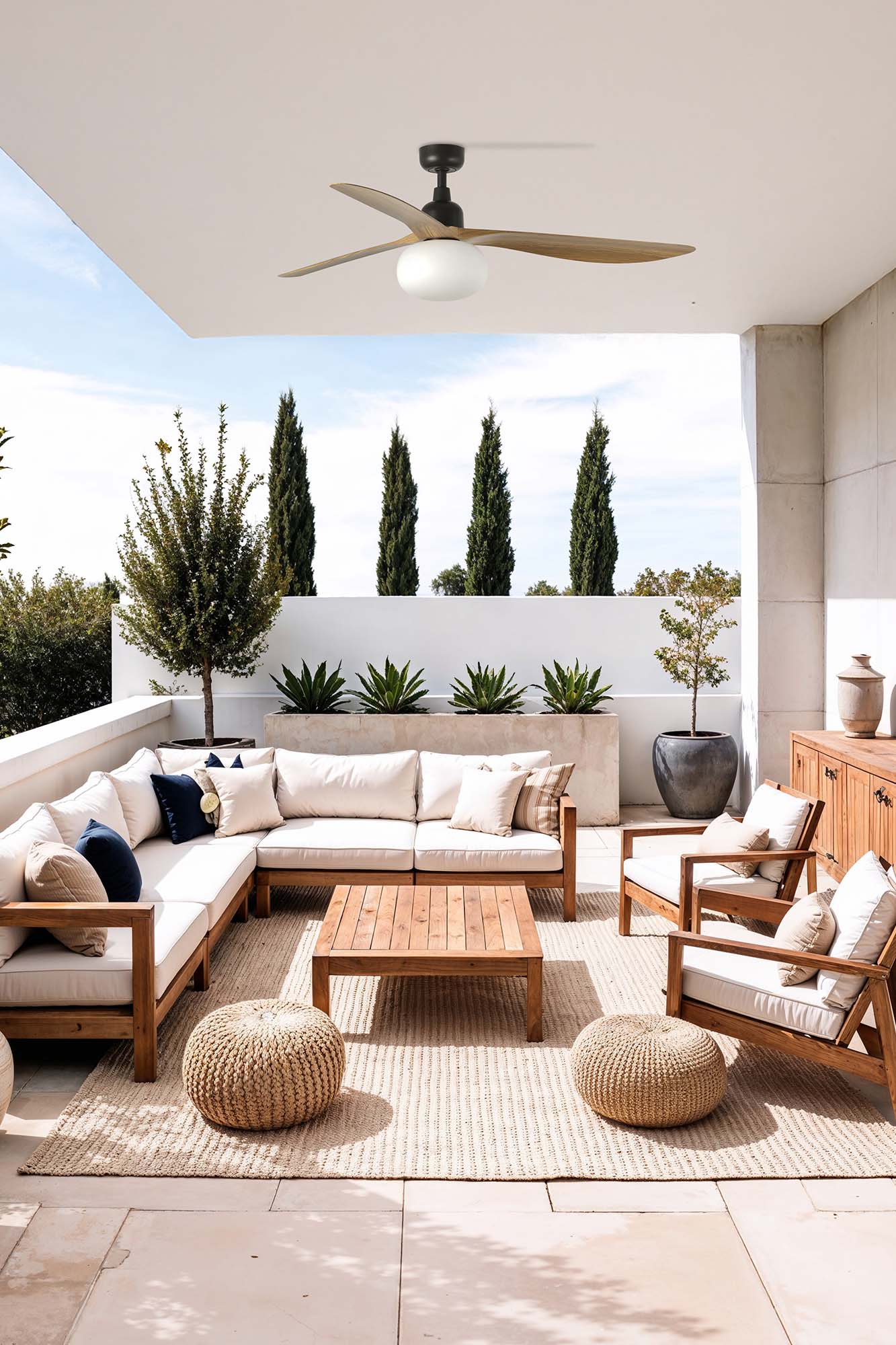 Ventilador de techo OUTWOOD L en marrón roble IP44 de FARO modelo 34360-11L, con luz integrada y motor DC para ventilación exterior en entornos residenciales modernos.