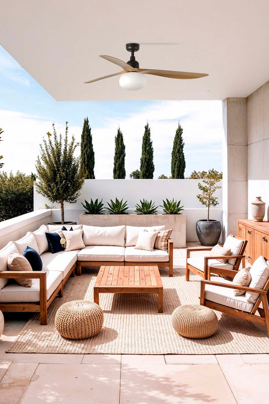 Ventilador de techo OUTWOOD L en marrón roble IP44 de FARO modelo 34360-11L, con luz integrada y motor DC para ventilación exterior en entornos residenciales modernos.