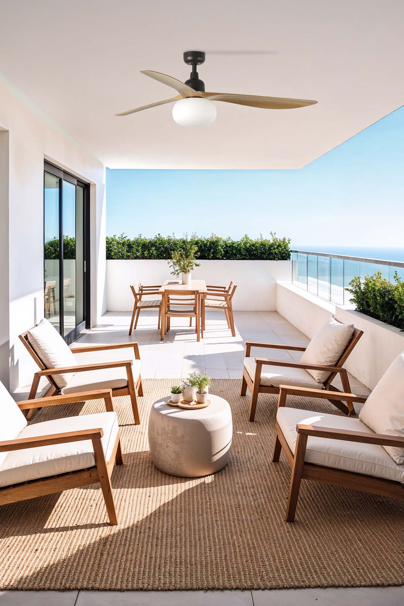 Ventilador de techo OUTWOOD L marrón IP44 FARO 34360WT-11L en ambiente exterior con luz LED y control smart Tuya, diseño roble para ventilación en terrazas y patios.