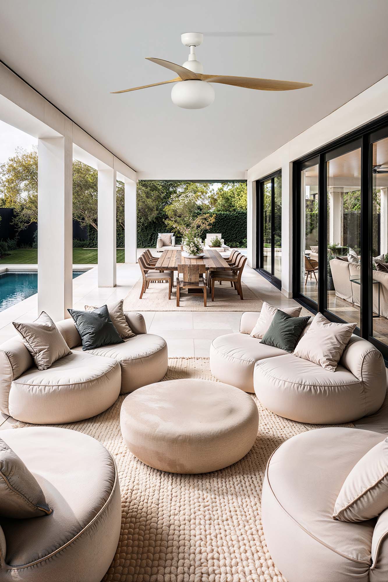 Ventilador de techo OUTWOOD L en blanco y roble con luz integrada, modelo FARO 34361-11L de la colección 3436, IP44 para exteriores, ideal para ventilación en terrazas y patios luminosos.