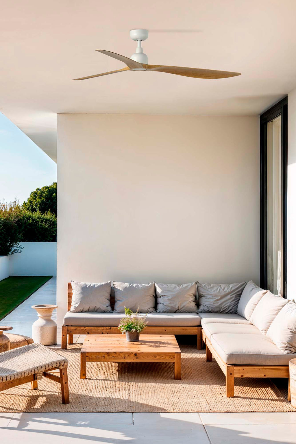 Ventilador de techo OUTWOOD L en blanco y madera roble IP44 de Faro para exteriores, con motor DC, palas reversibles y mando a distancia, ideal para ventilación en terraza o jardín