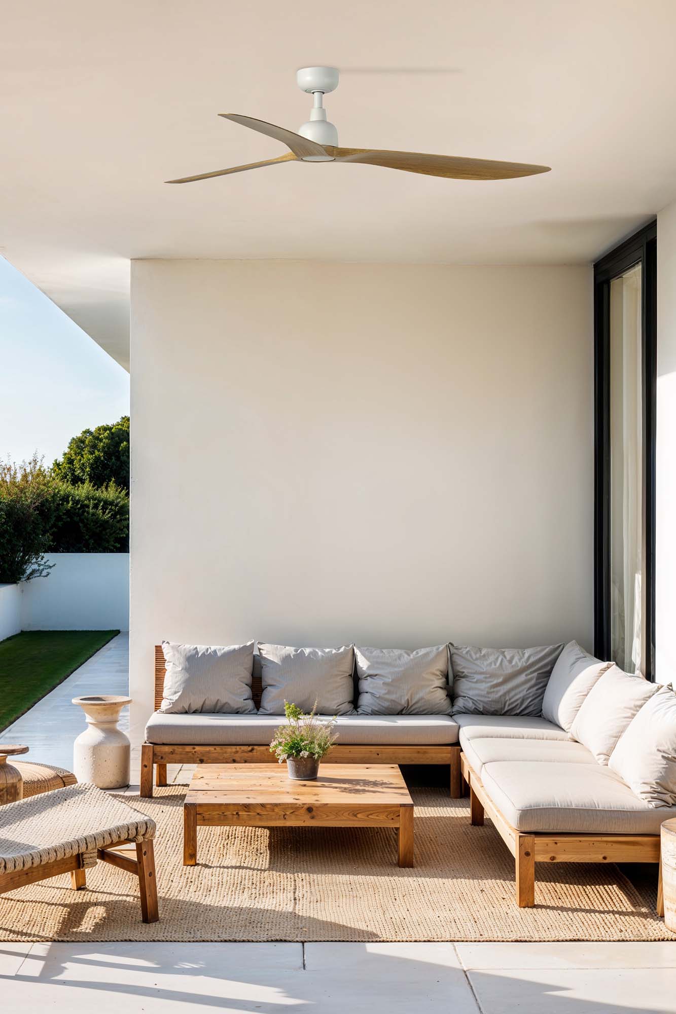 Ventilador de techo OUTWOOD L en blanco y madera roble IP44 de Faro para exteriores, con motor DC, palas reversibles y mando a distancia, ideal para ventilación en terraza o jardín