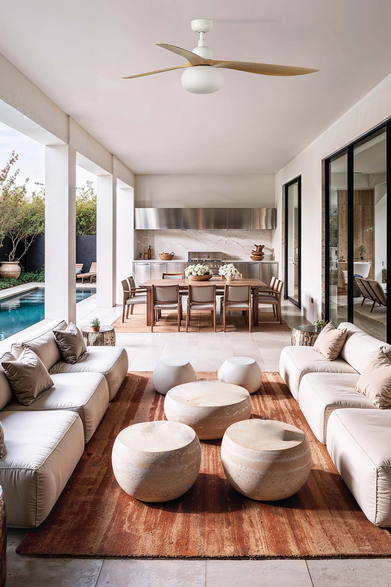 Ventilador de techo OUTWOOD L blanco y roble de FARO modelo 34361WT-11L en ambiente exterior con luz IP44, ventilación smart Tuya para patios y terrazas