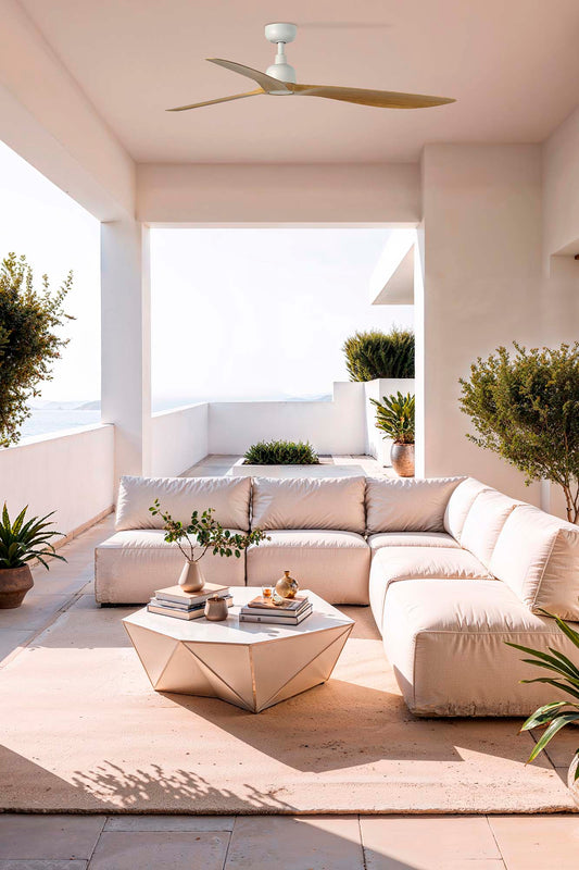 Ventilador de techo OUTWOOD L blanco y madera roble en ambiente exterior, IP44 resistente al agua, smart TUYA con motor DC, modelo FARO 34361WT para ventilación óptima en terrazas y patios.