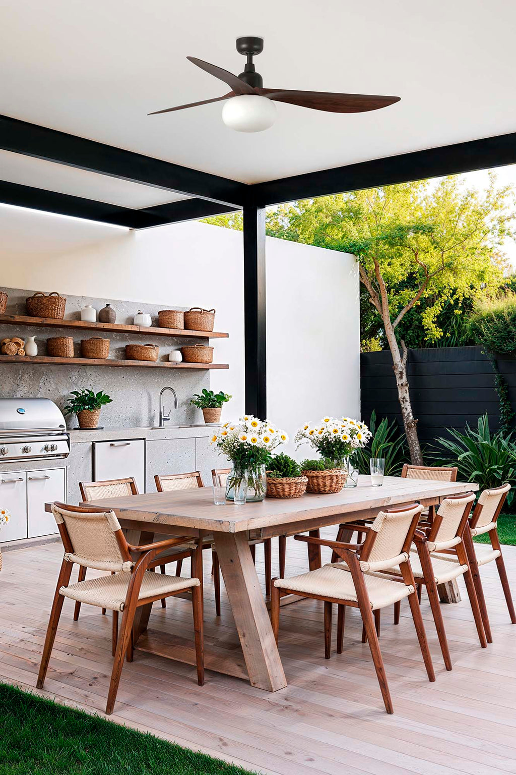 Ventilador de techo OUTWOOD L en marrón y nogal de FARO (modelo 34362-11L), con luz integrada y motor DC IP44 para ventilación exterior en terrazas y patios.