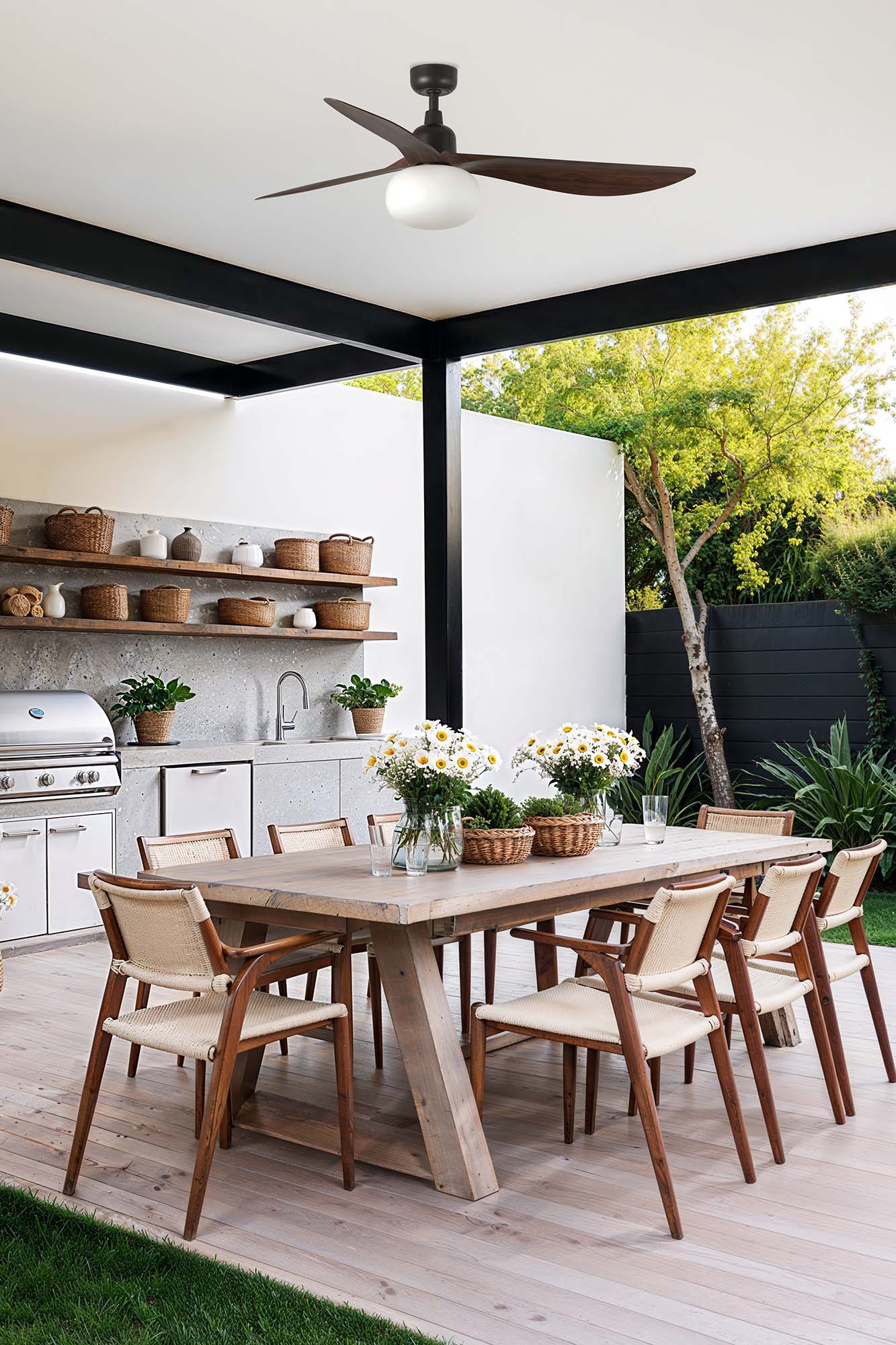 Ventilador de techo OUTWOOD L en marrón y nogal de FARO (modelo 34362-11L), con luz integrada y motor DC IP44 para ventilación exterior en terrazas y patios.