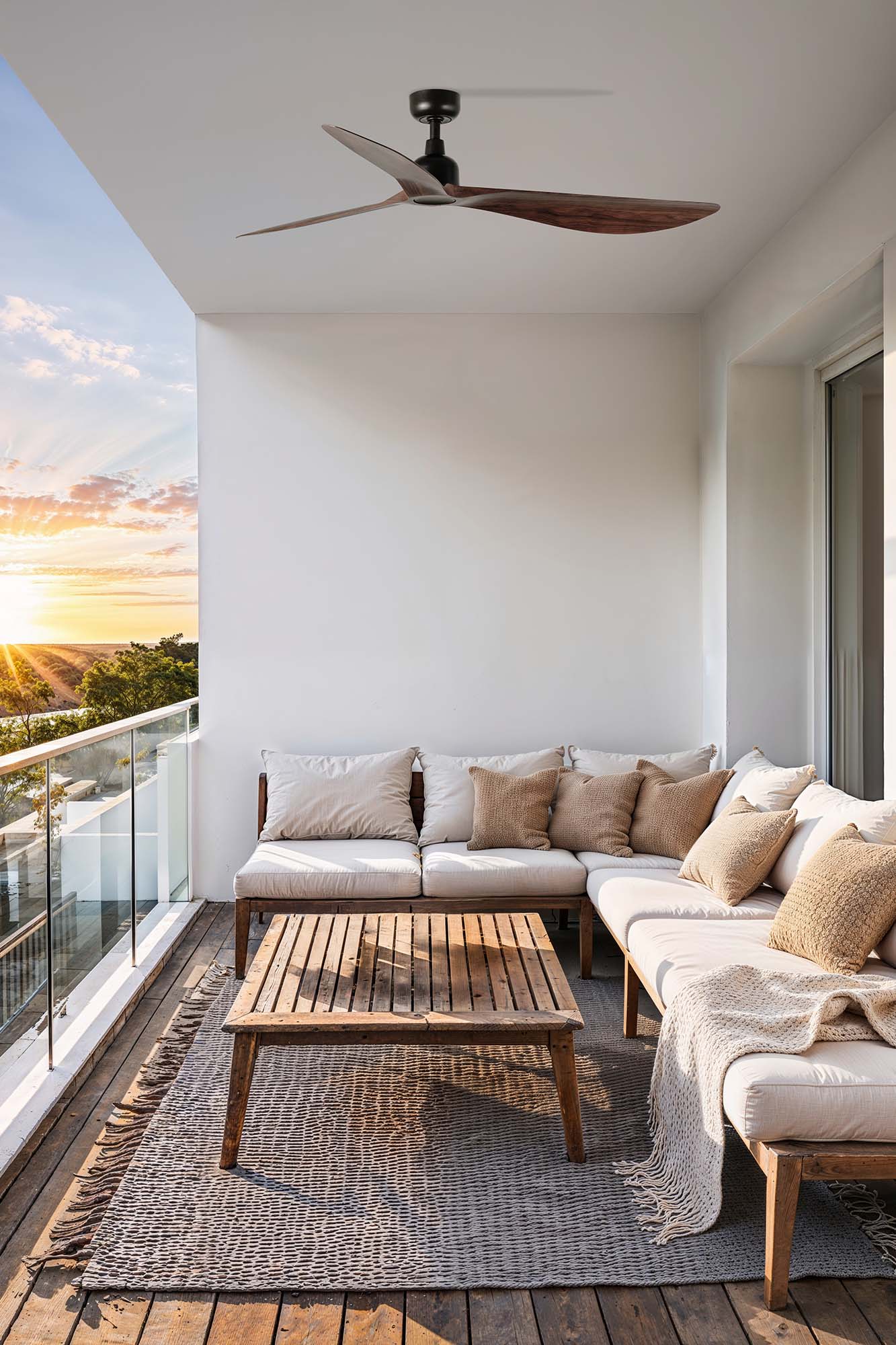 Ventilador de techo OUTWOOD L en marrón y nogal oscuro de FARO modelo 34362, ideal para exteriores con protección IP44, motor DC eficiente, palas reversibles sin luz, mando a distancia, ventilación perfecta para terraza o patio.