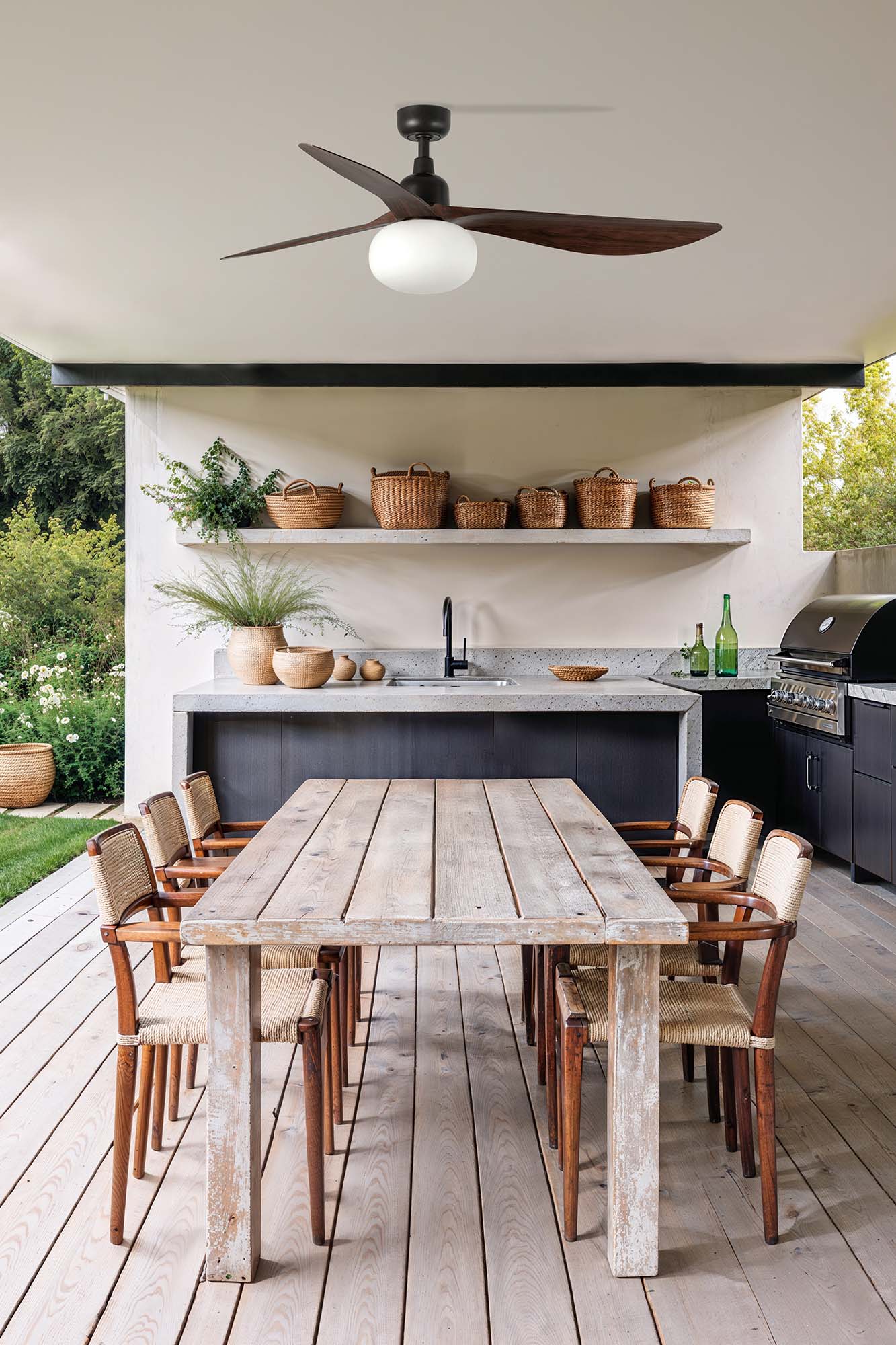 Ventilador de techo OUTWOOD L de FARO modelo 34362WT-11L en marrón/nogal, IP44 para exterior con luz LED integrada y control smart Tuya, en ambiente de ventilación moderna al aire libre.