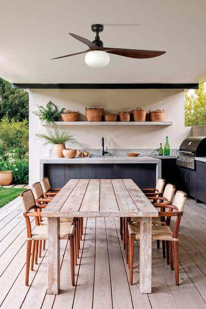 Ventilador de techo OUTWOOD L de FARO modelo 34362WT-11L en marrón/nogal, IP44 para exterior con luz LED integrada y control smart Tuya, en ambiente de ventilación moderna al aire libre.