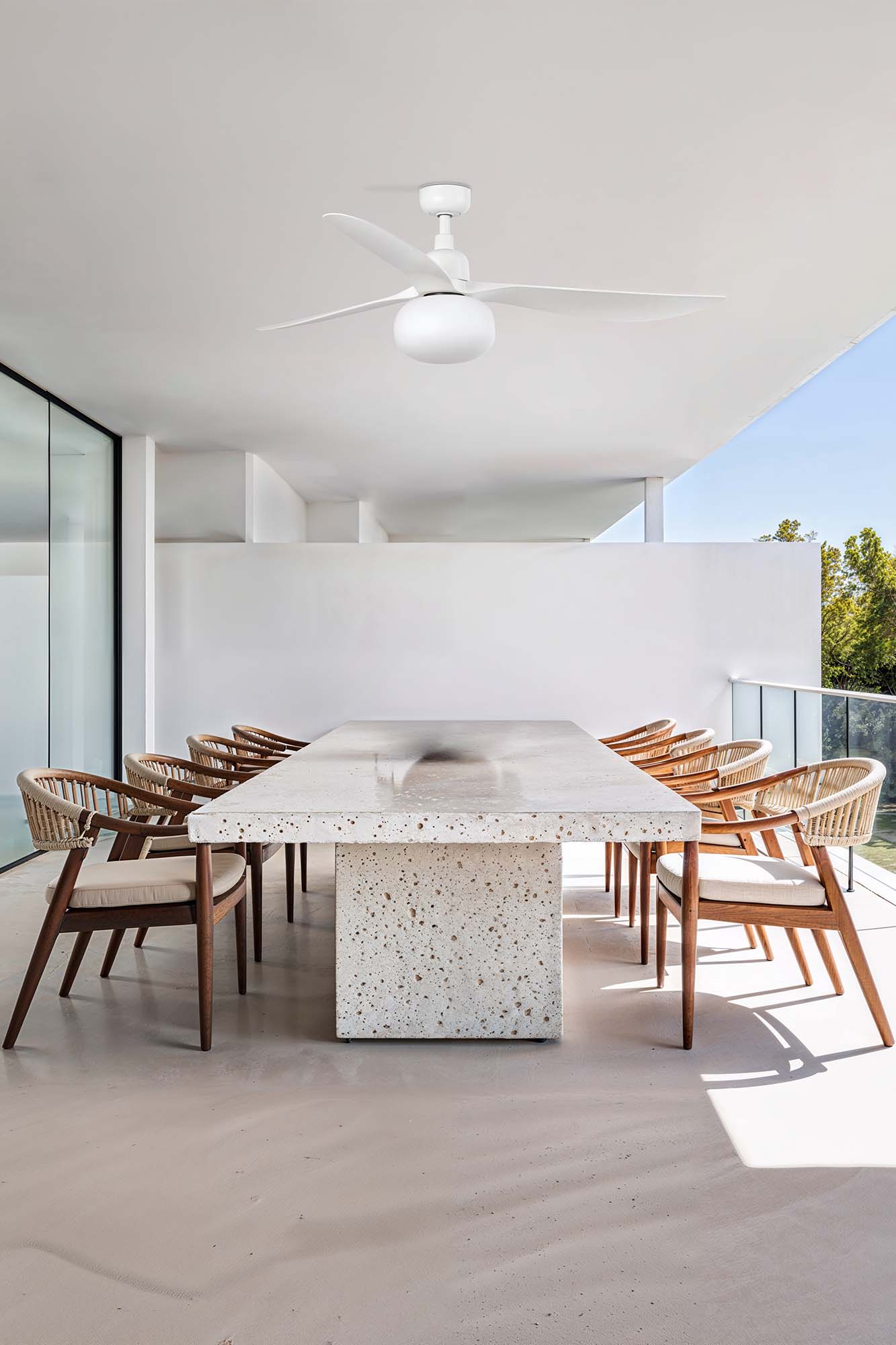 Ventilador de techo con luz OUTWOOD L blanco IP44 de Faro modelo 34363-11L en ambiente exterior, con motor DC, palas reversibles de ABS, ventilación eficiente y mando a distancia para uso indoor-outdoor resistente al agua.