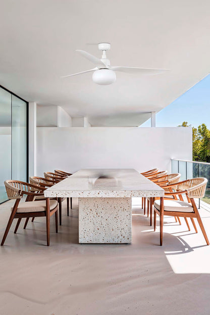 Ventilador de techo con luz OUTWOOD L blanco IP44 de Faro modelo 34363-11L en ambiente exterior, con motor DC, palas reversibles de ABS, ventilación eficiente y mando a distancia para uso indoor-outdoor resistente al agua.