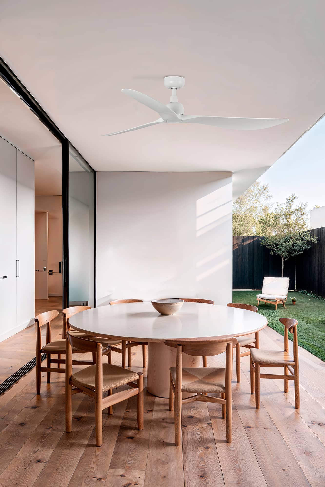 Ventilador de techo OUTWOOD L blanco IP44 de FARO (modelo 34363) en ambiente de terraza exterior, con motor DC reversible y aspas de ABS para ventilación eficiente en porche cubierto.