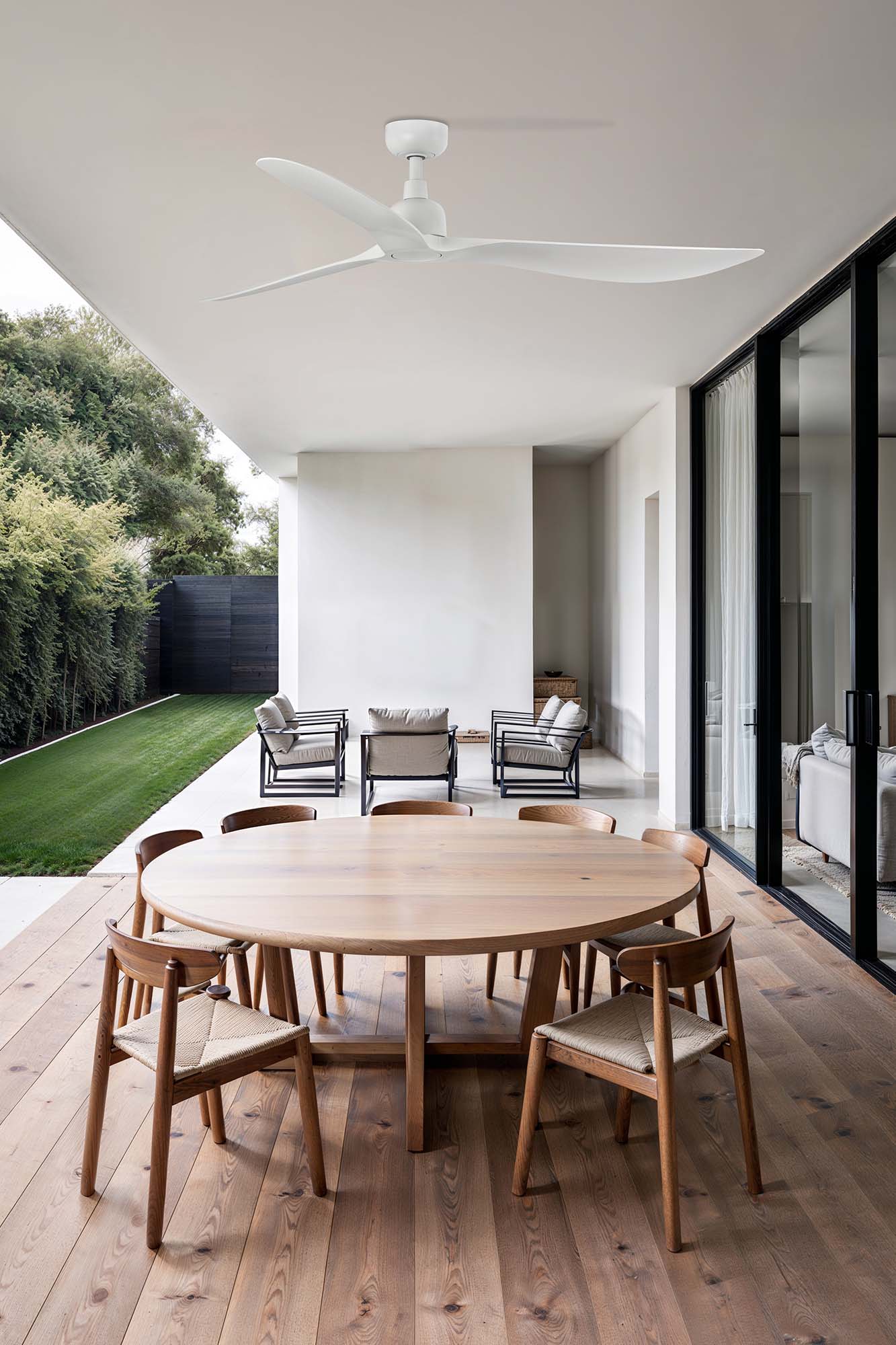 Ventilador de techo OUTWOOD L blanco IP44 TUYA de FARO modelo 34363WT en imagen ambiente exterior, con motor DC eficiente, ventilación smart compatible con Tuya, ideal para techos inclinados y uso outdoor resistente al agua.