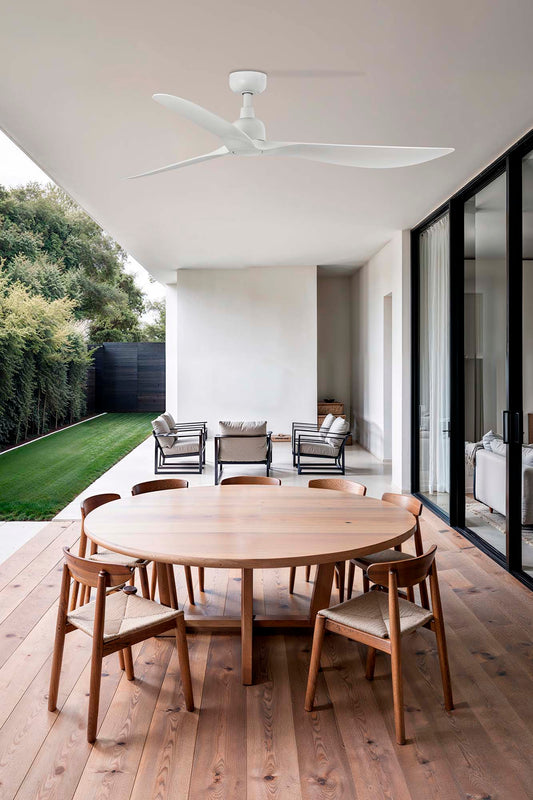 Ventilador de techo OUTWOOD L blanco IP44 TUYA de FARO modelo 34363WT en imagen ambiente exterior, con motor DC eficiente, ventilación smart compatible con Tuya, ideal para techos inclinados y uso outdoor resistente al agua.