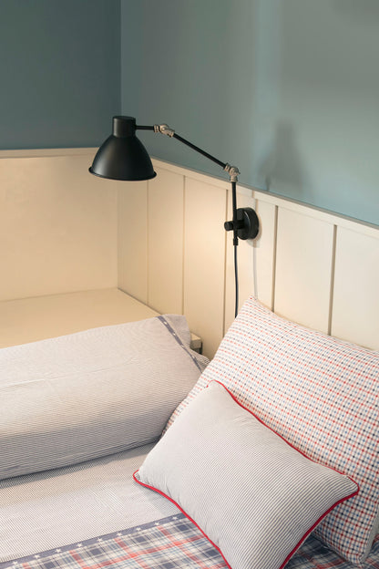 Lámpara de pared CELIA negro mate FARO modelo 40070 en ambiente interior, aplique articulado de acero para rincón de lectura, luminaria de superficie iluminación hogar.