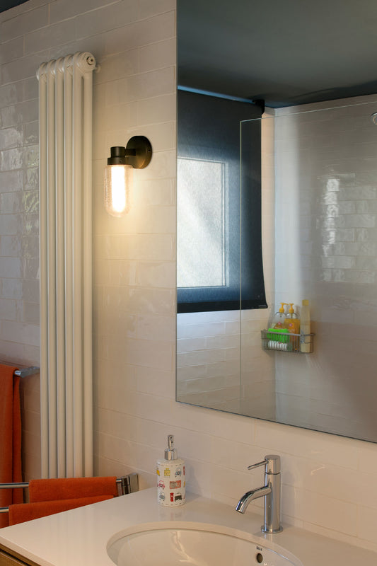 Aplique de pared BRUME en antracita de FARO (modelo 40076) en ambiente de baño moderno, luminaria LED interior con cristal y acero para iluminación de baño