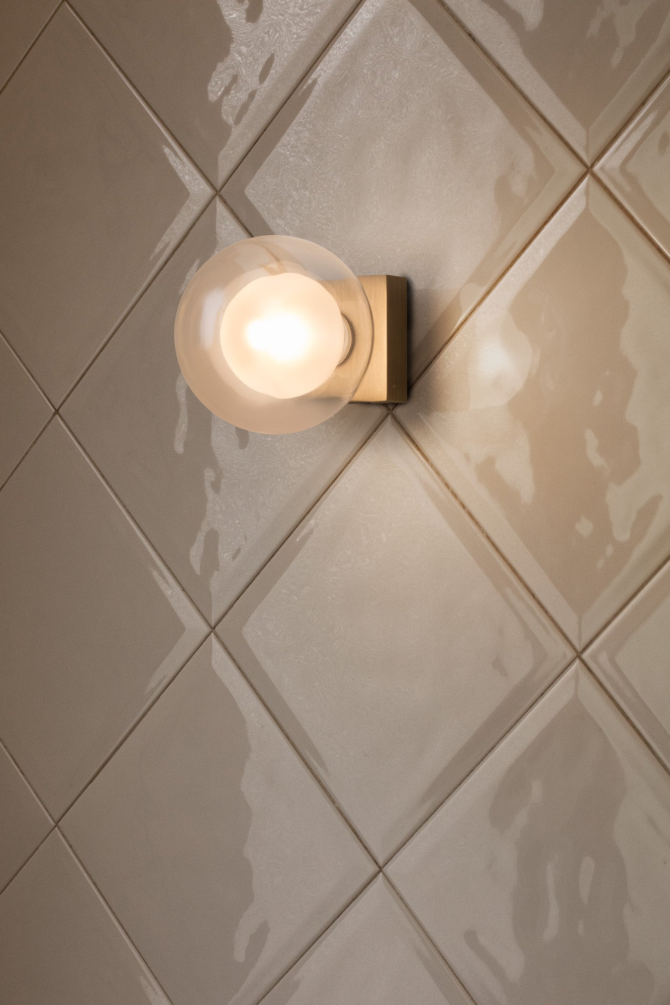 Aplique de pared PERLA en oro viejo FARO 40085 en ambiente de baño, iluminación espejo interior con luminaria superficie de acero y cristal IP44 G9 LED