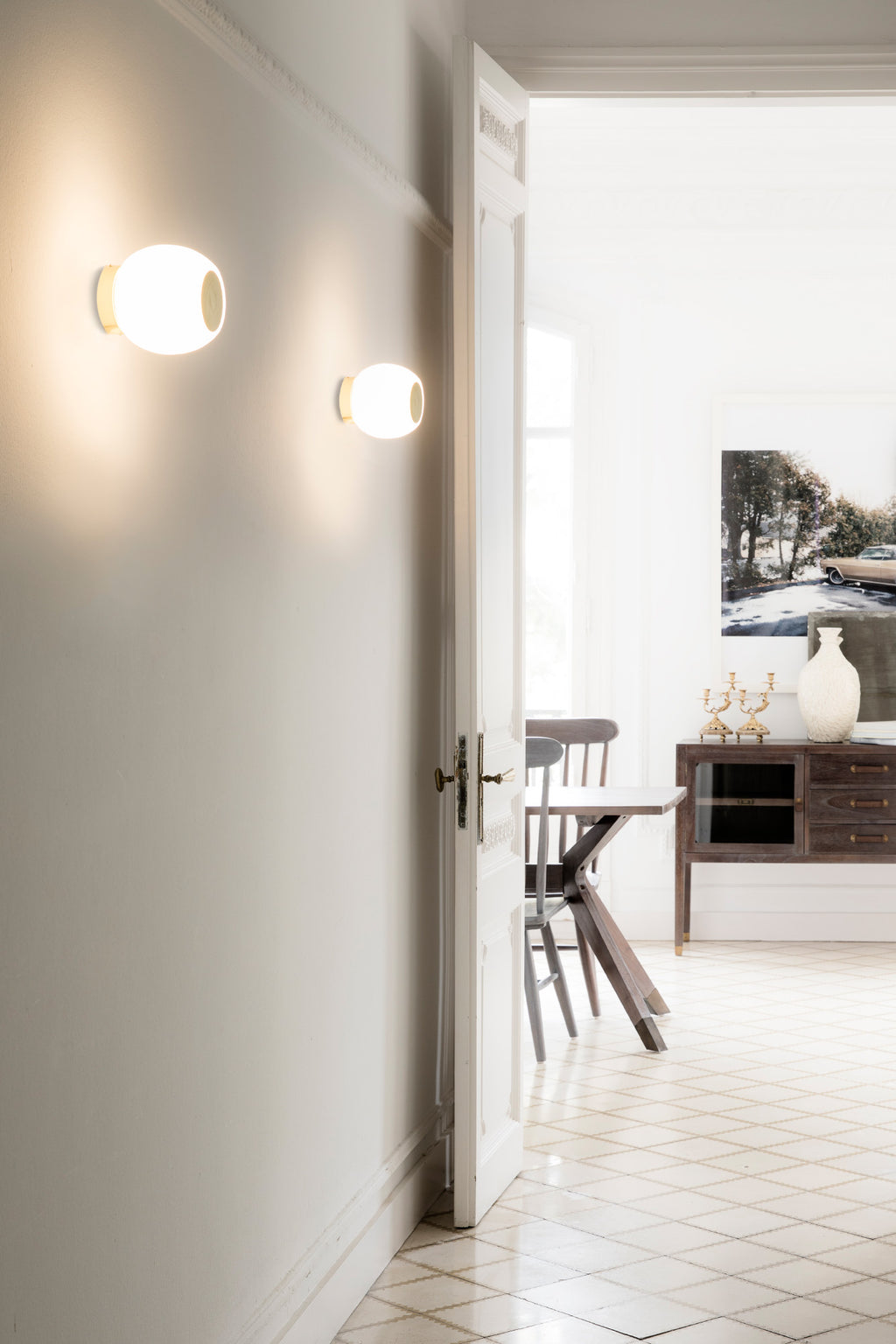 Aplique LED MOY Oro FARO 40090 en ambiente de salón moderno: lámpara de pared plafón oro satinado, diseño contemporáneo LED eficiente para interior, baño o salón.