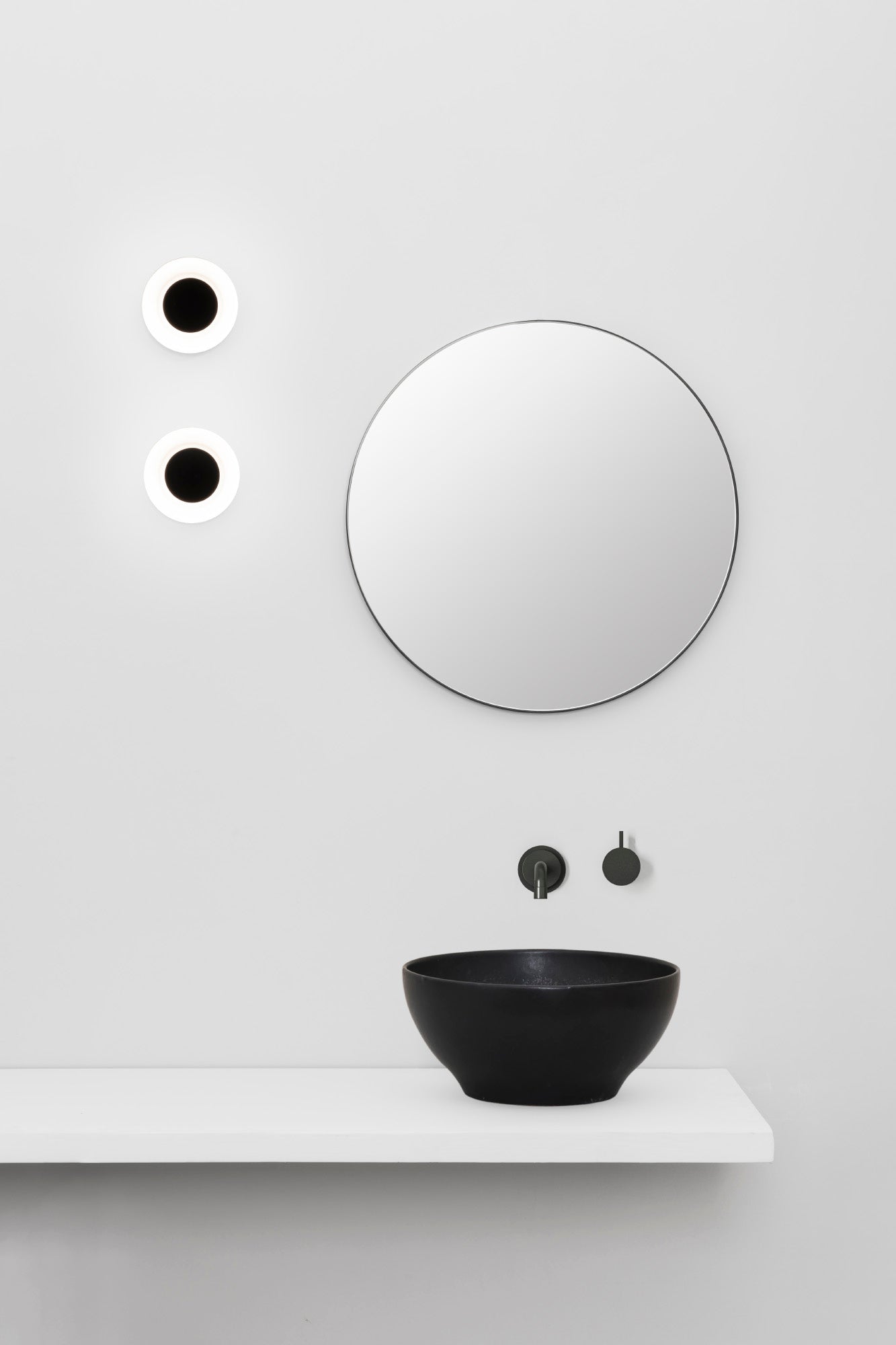 Lámpara de pared aplique plafón LED MOY negra FARO 40093 en entorno de baño moderno, luminaria superficie interior en acero y cristal con diseño contemporáneo e IP44