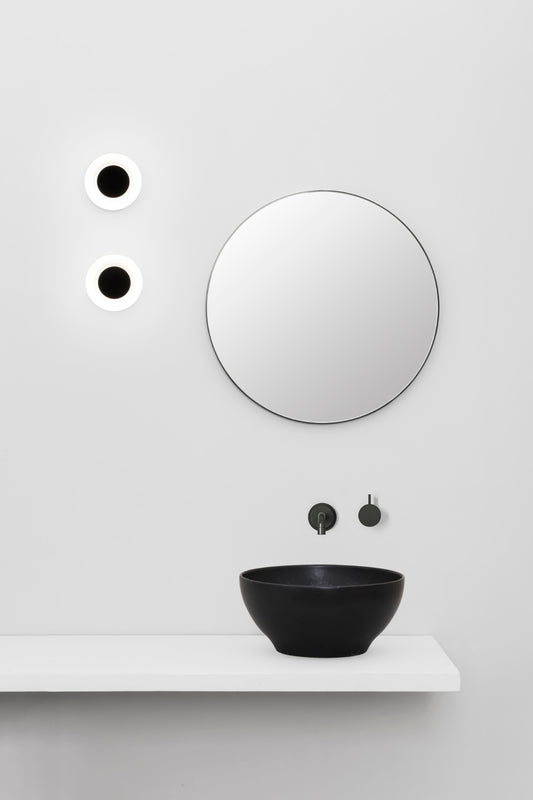 Lámpara de pared aplique plafón LED MOY negra FARO 40093 en entorno de baño moderno, luminaria superficie interior en acero y cristal con diseño contemporáneo e IP44