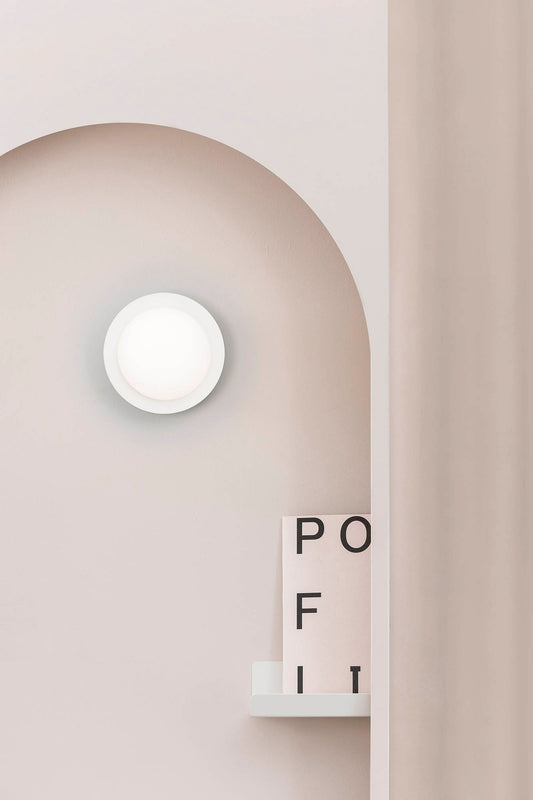 Aplique pared plafón MAY Blanca FARO 40095 en ambiente baño interior, luminaria superficie acero cristal IP44 LED 2700K cálida