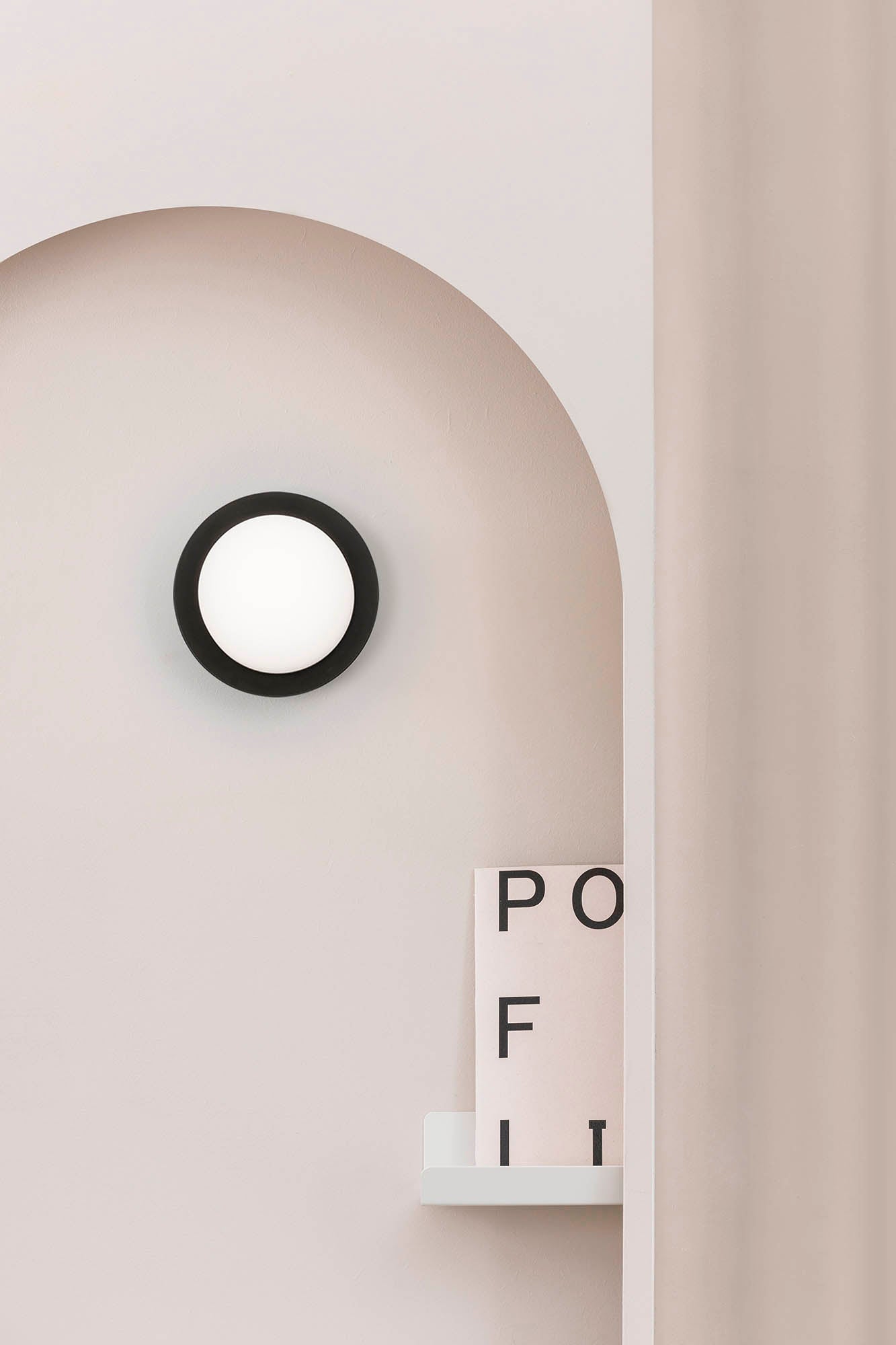 Imagen ambiente de aplique plafón MAY negra de FARO modelo 40096 en baño interior, luminaria de pared en acero y cristal con LED cálida IP44