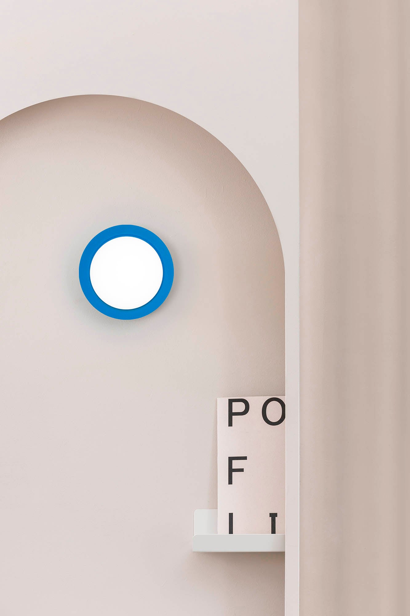 Aplique plafón MAY Azul FARO 40097 en ambiente interior de baño, luminaria de superficie moderna en acero y cristal con IP44, iluminación LED para pared.