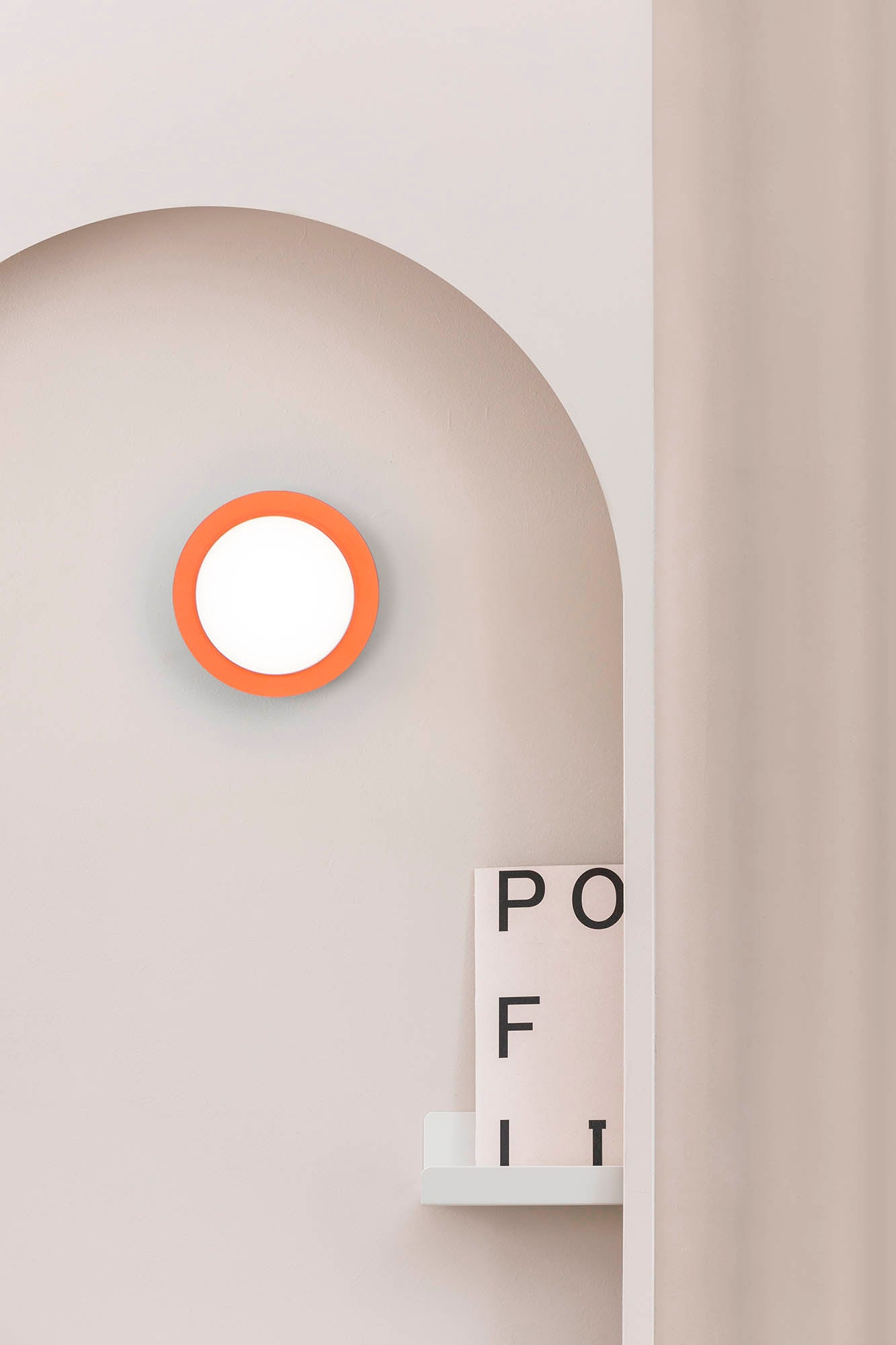 Aplique plafón MAY Coral de FARO (modelo 40098) en ambiente de baño interior, luminaria de superficie en acero y cristal con LED COB IP44 para iluminación cálida.