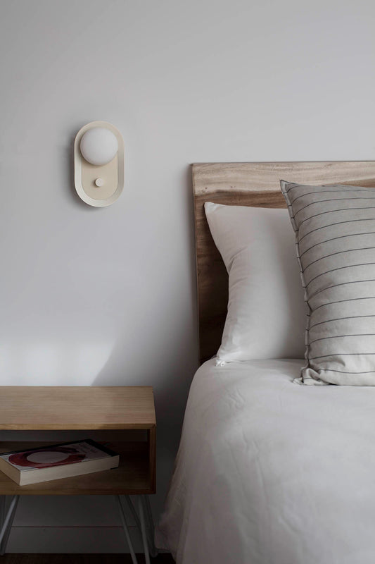 Aplique de pared MAYA Beige FARO 40103 en ambiente interior moderno, luminaria LED regulable de aluminio y cristal para iluminación hogar de diseño contemporáneo