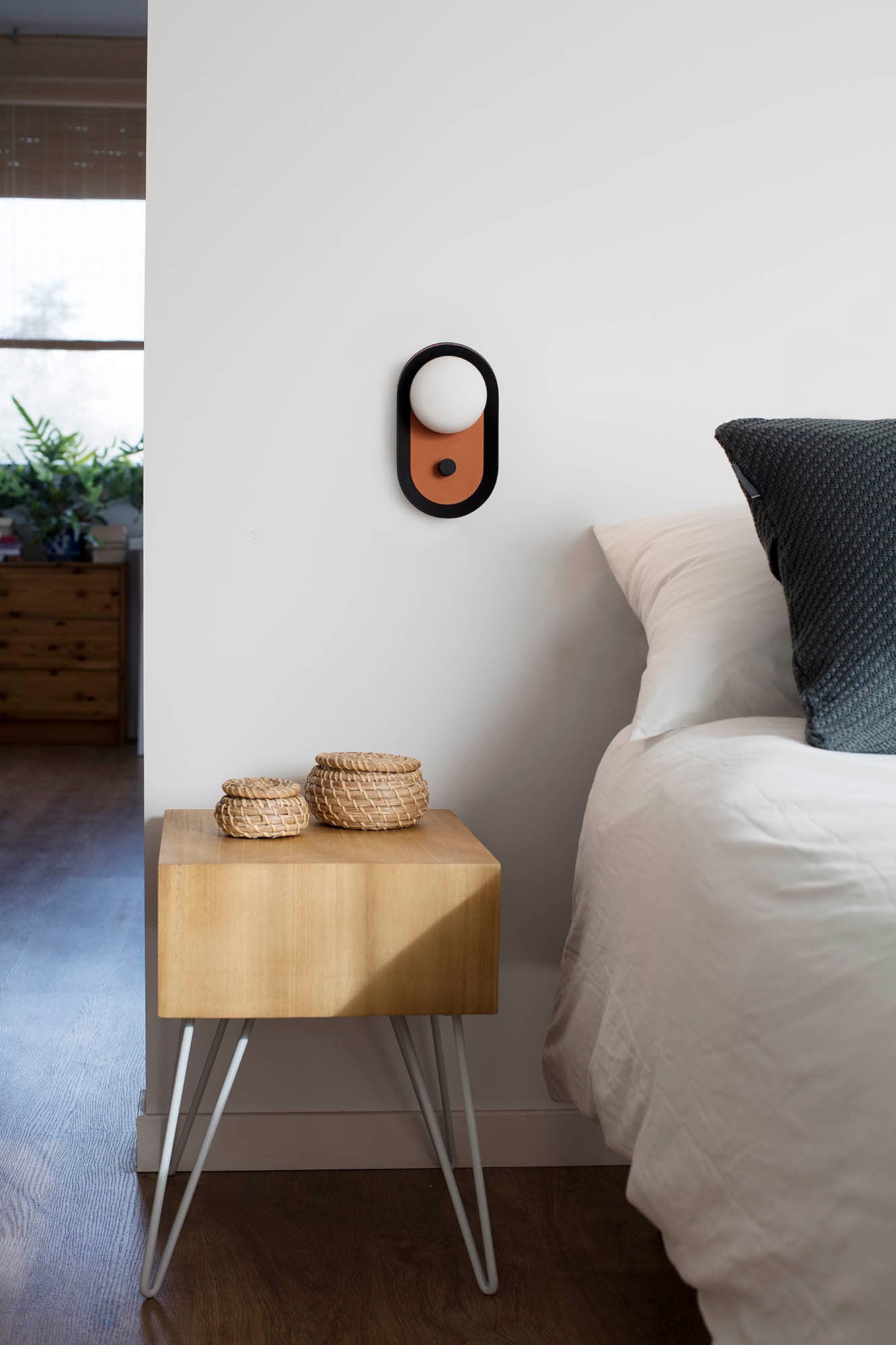 Aplique de pared MAYA Terracota FARO 40104 en ambiente interior, luminaria de superficie en aluminio y cristal regulable con LED interior