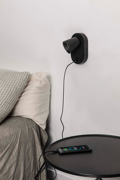 Aplique de pared CORB USB C negro de FARO modelo 40136N en ambiente interior luminoso, luminaria de superficie orientable en aluminio con puerto USB C para iluminación funcional