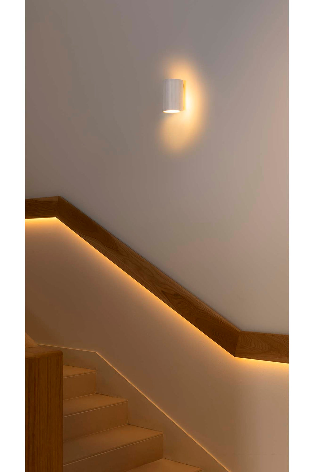 Aplique de pared SOLE redondo blanco FARO modelo 40522 en ambiente interior, luminaria de superficie en aluminio y acero para iluminación del hogar con bombilla GU10 LED montada en pared
