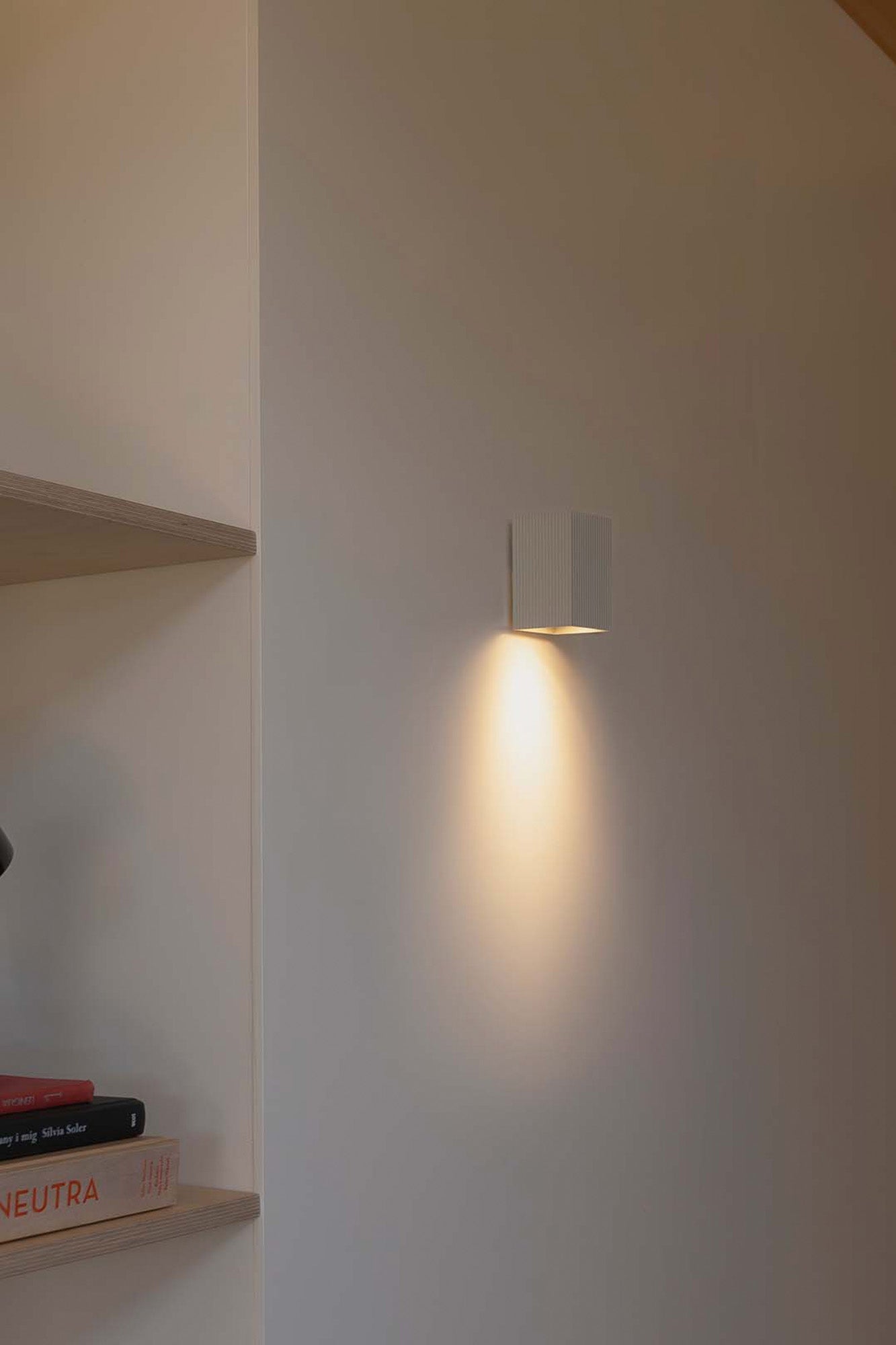Aplique de pared LUNE cuadrado blanco FARO 40530 en ambiente interior moderno, luminaria de superficie en aluminio y acero para iluminación hogar contemporáneo