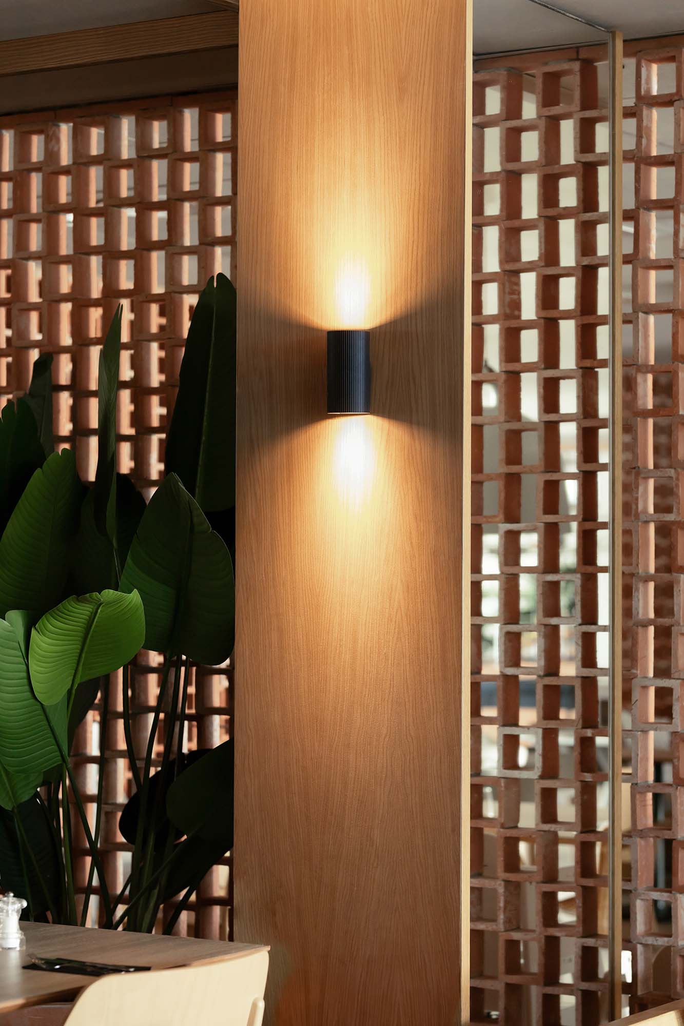 Aplique de pared SOLE 2L negro estriado FARO 40543 en ambiente interior, luminaria de superficie con diseño estriado y luz indirecta LED montada en pared