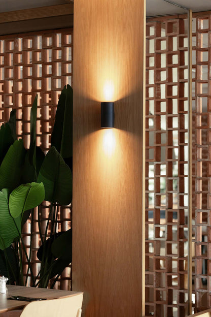 Aplique de pared SOLE 2L negro estriado FARO 40543 en ambiente interior, luminaria de superficie con diseño estriado y luz indirecta LED montada en pared