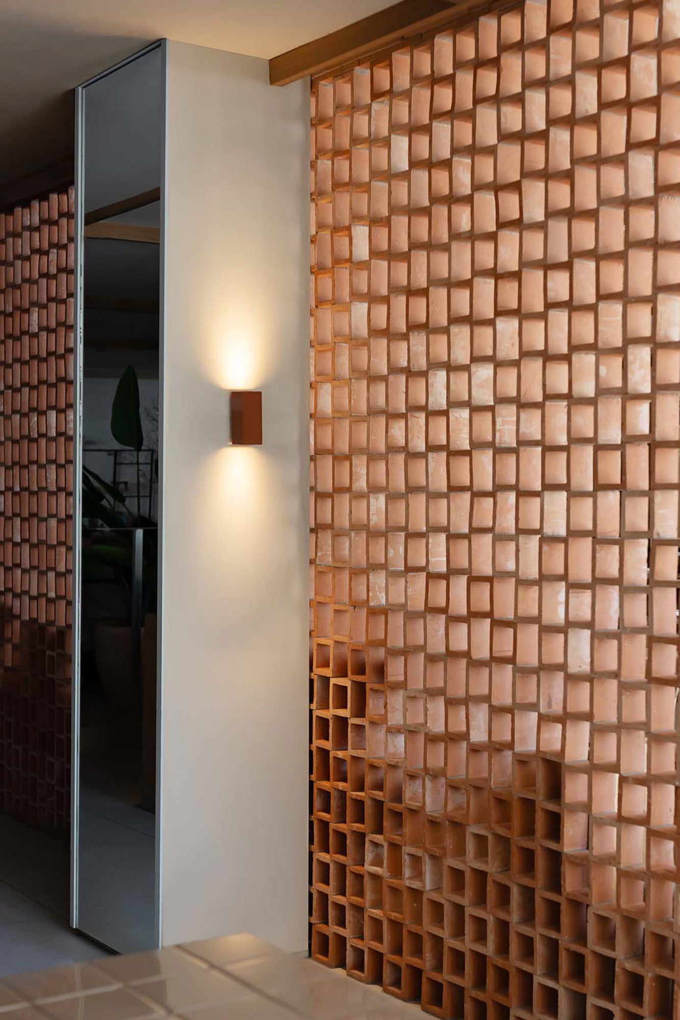 Aplique de pared LUNE 2L cuadrado en terracota FARO 40549 en ambiente interior, luminaria de superficie con iluminación LED GU10 y diseño orgánico para pared