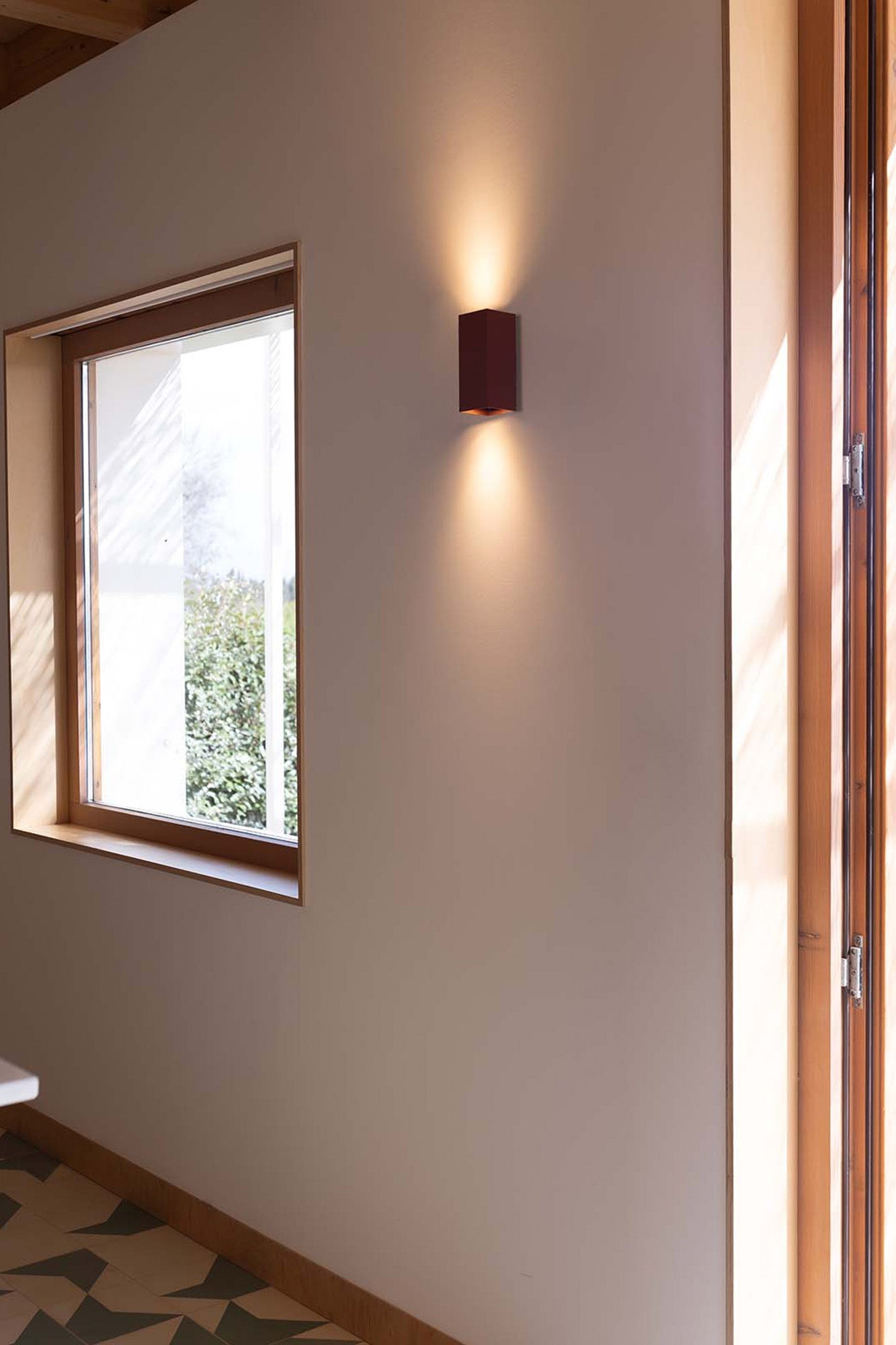 Aplique de pared LUNE 2L terracota FARO 40568 en ambiente interior rústico, luminaria superficie para pared con bombillas GU10 LED, iluminación deco hogar