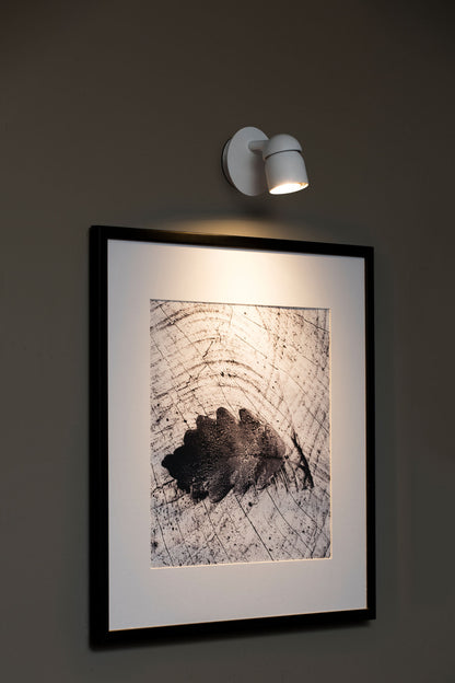 Aplique de pared COCO blanco FARO 40660 en ambiente interior moderno, luminaria superficie de acero y ABS para iluminación hogar, diseño contemporáneo.