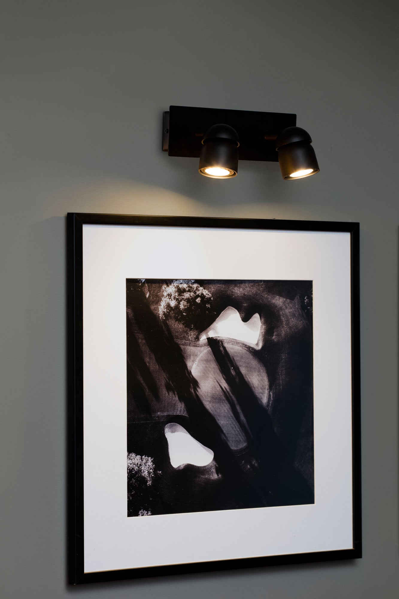 Aplique de pared COCO 2L negro FARO 40665 en ambiente interior hogareño, luminaria de superficie orientable en acero para iluminación de pared