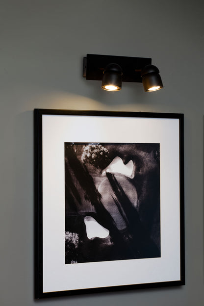 Aplique de pared COCO 2L negro FARO 40665 en ambiente interior hogareño, luminaria de superficie orientable en acero para iluminación de pared