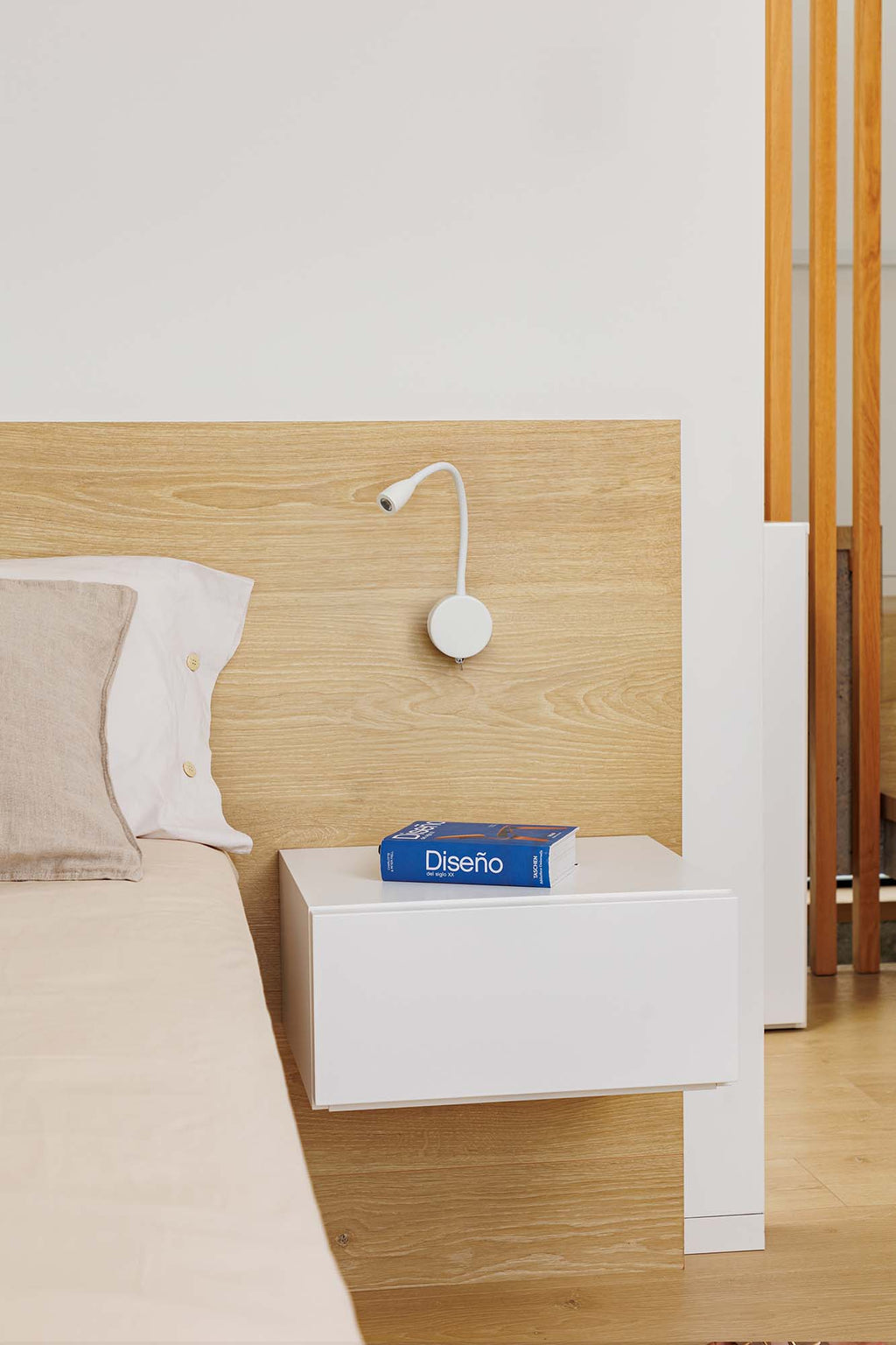 Aplique lector LOKE blanco FARO 41019, luminaria LED de pared para interiores en colección 2077, iluminación cálida para lectura en ambiente acogedor