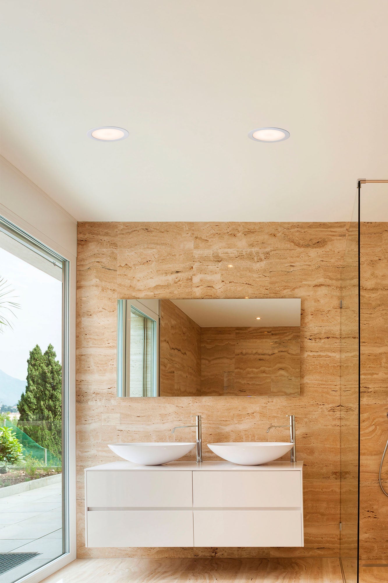 Luz empotrable LED TED blanca de FARO modelo 42926 en ambiente de baño, instalada en techo interior de aluminio con iluminación eficiente IP44