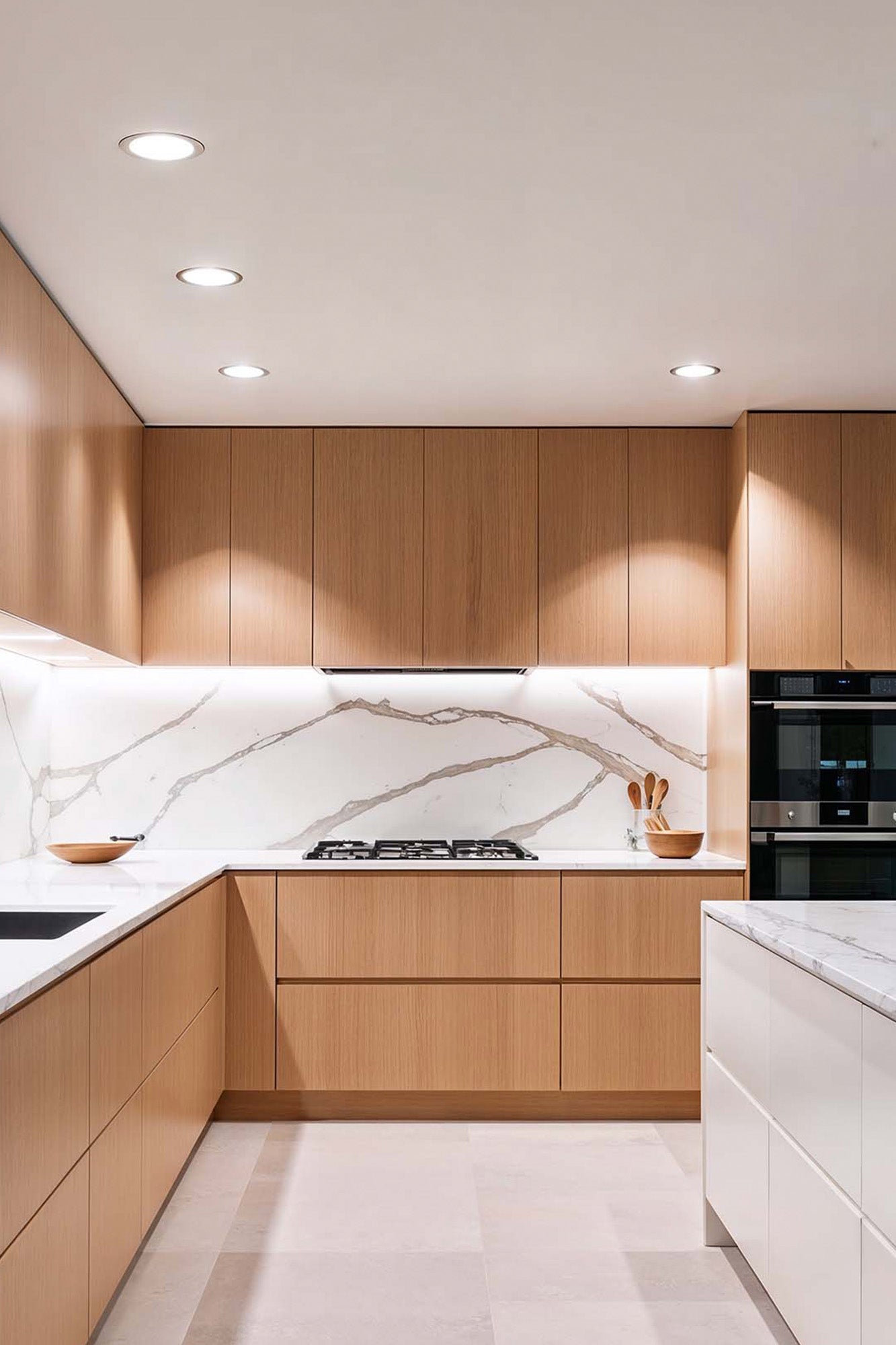 Luminaria empotrable SON 112 blanco 8W luz cálida FARO 42928 instalada en techo interior, iluminación LED cálida para hogar moderno en aluminio blanco