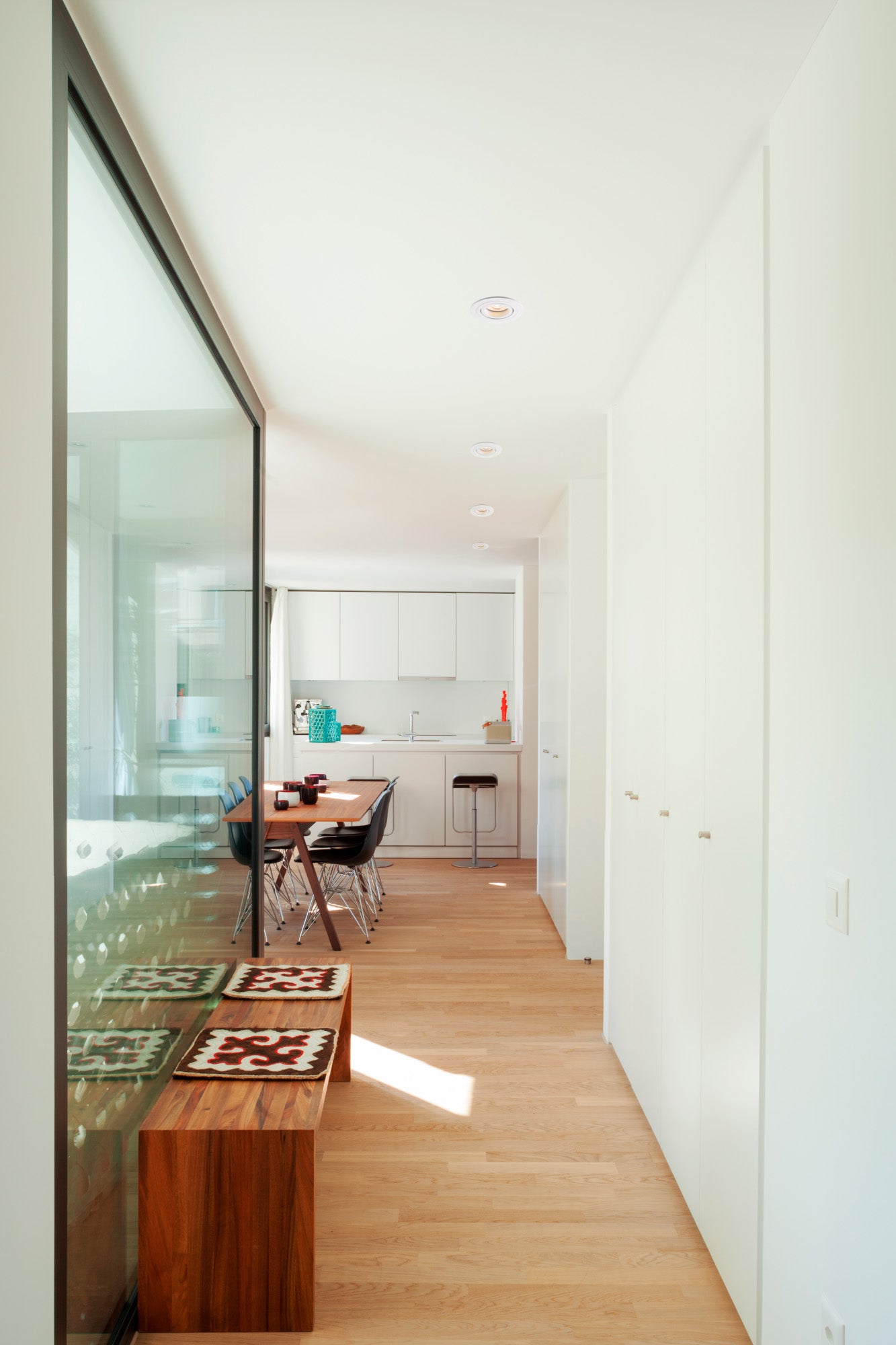 Luminaria empotrable RADON R blanca mate de FARO (modelo 43398, colección 4345) instalada en techo interior de hogar, orientable en aluminio con bombilla GU10 LED para iluminación moderna