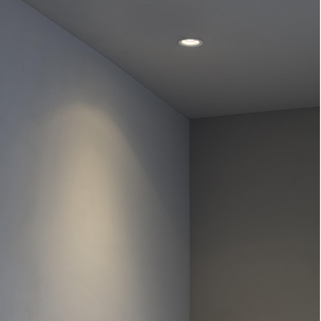 Luz empotrable NEÓN R en blanco mate de FARO (modelo 43399) instalada en techo interior de hogar u oficina, iluminando ambiente moderno con casquillo GU10 o MR16 en aluminio.