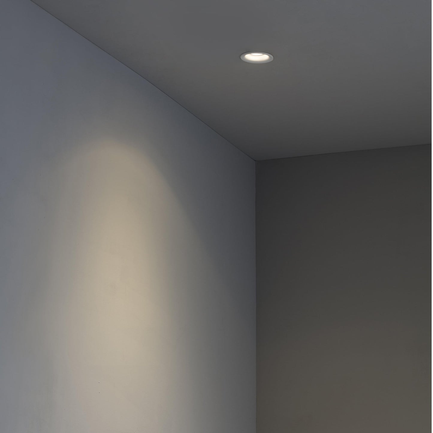 Luz empotrable NEÓN R en blanco mate de FARO (modelo 43399) instalada en techo interior de hogar u oficina, iluminando ambiente moderno con casquillo GU10 o MR16 en aluminio.