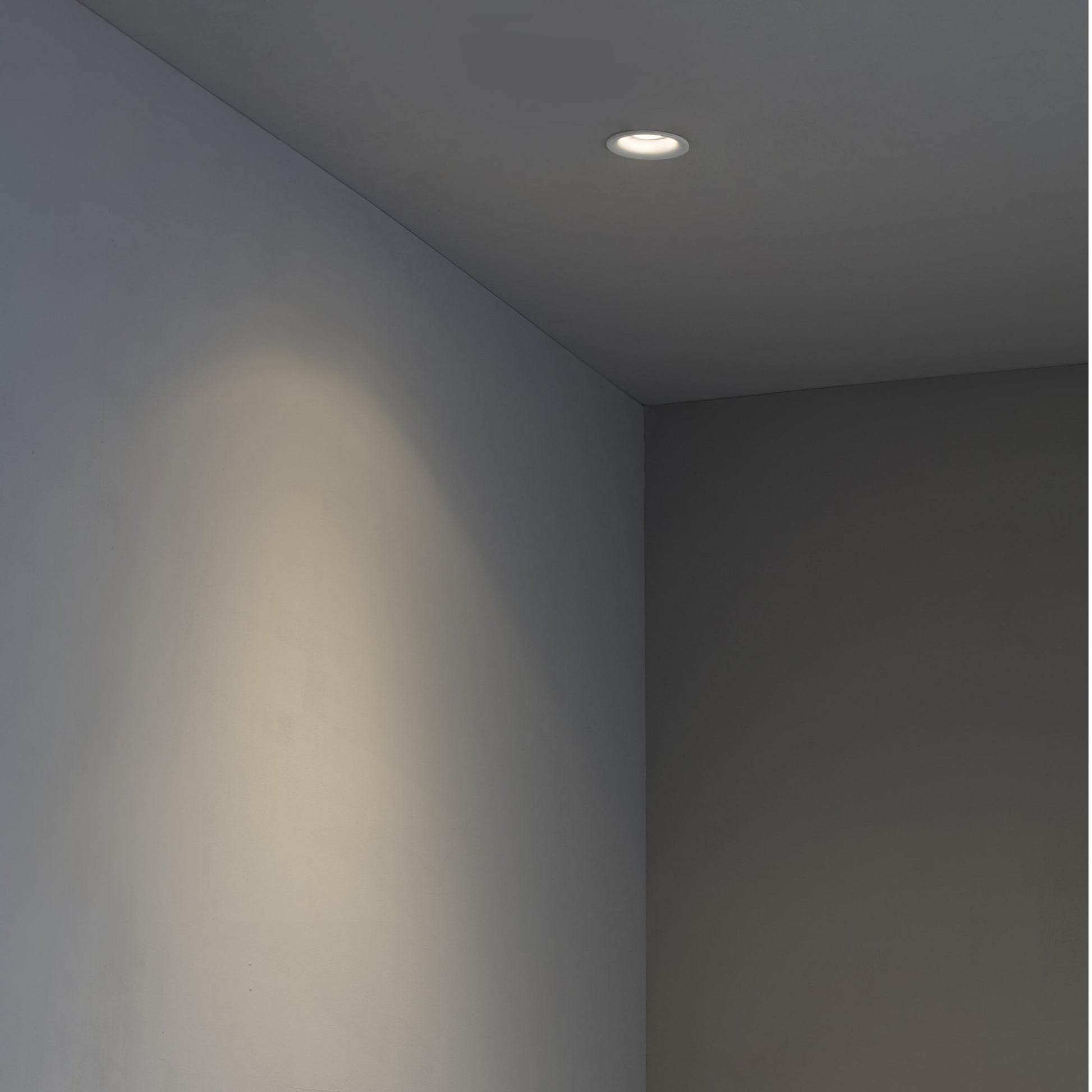 Luz empotrable NEÓN R en blanco mate de FARO (modelo 43399) instalada en techo interior de hogar u oficina, iluminando ambiente moderno con casquillo GU10 o MR16 en aluminio.