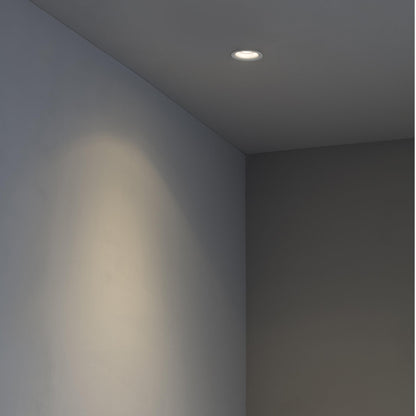 Luz empotrable NEÓN R en blanco mate de FARO (modelo 43399) instalada en techo interior de hogar u oficina, iluminando ambiente moderno con casquillo GU10 o MR16 en aluminio.