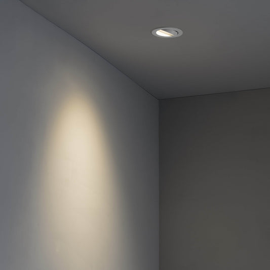 Luz empotrable ARGON R blanco mate de FARO (43401) en entorno interior minimalista, instalada en techo de hogar, orientable en aluminio con bombilla GU10 LED para iluminación eficiente